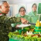Kodam) XIII/Mdk menggelar acara syukuran sebagai puncak peringatan Hari Ulang Tahun (HUT) ke-68 yang berlangsung di Grhadika Jaya Sakti Makodam XIII/Merdeka, Rabu (17/6/2026). Ket Foto: Pangdam XIII/Merdeka Mayjen TNI Mirza Agus sedang memotong tumpeng