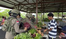 Polwan Operasi Damai Cartenz Sambangi Pasar Keyabi, Pastikan Aktivitas Ekonomi Warga Nduga Berjalan Aman