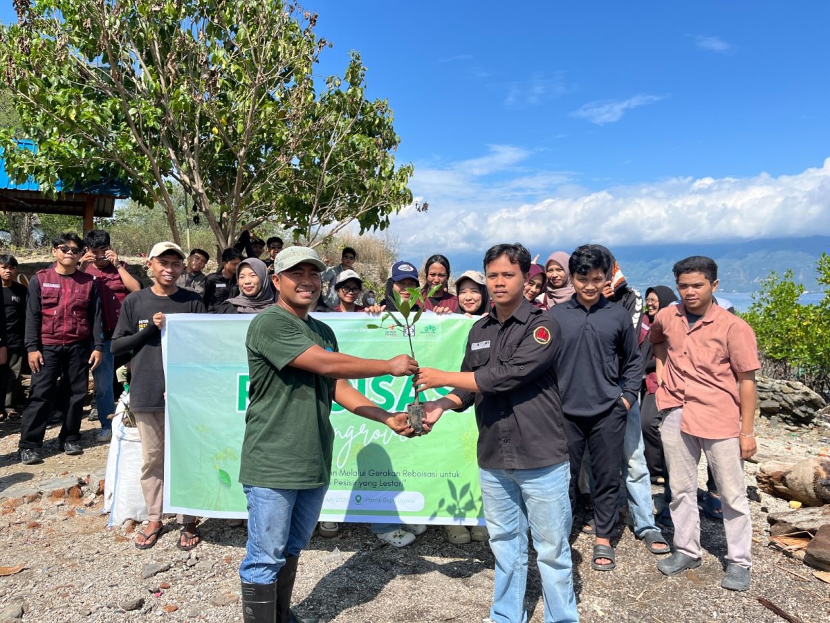 PT PLN (Persero) UP3 Palu menunjukkan komitmennya terhadap pelestarian lingkungan dengan menggelar aksi penanaman 1.000 bibit mangrove dan kegiatan bersih pantai di kawasan Pantai Dupa, Kelurahan Layana, Teluk Palu.