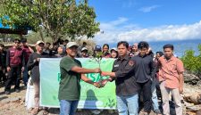 PT PLN (Persero) UP3 Palu menunjukkan komitmennya terhadap pelestarian lingkungan dengan menggelar aksi penanaman 1.000 bibit mangrove dan kegiatan bersih pantai di kawasan Pantai Dupa, Kelurahan Layana, Teluk Palu.