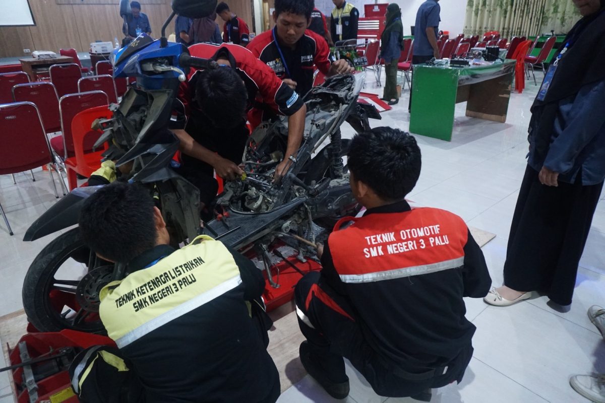 Program Tanggung Jawab Sosial dan Lingkungan (TJSL) PT PLN (Persero) UP3 Palu berhasil mendorong peningkatan kompetensi siswa SMK Negeri 3 Palu di bidang kendaraan listrik.
