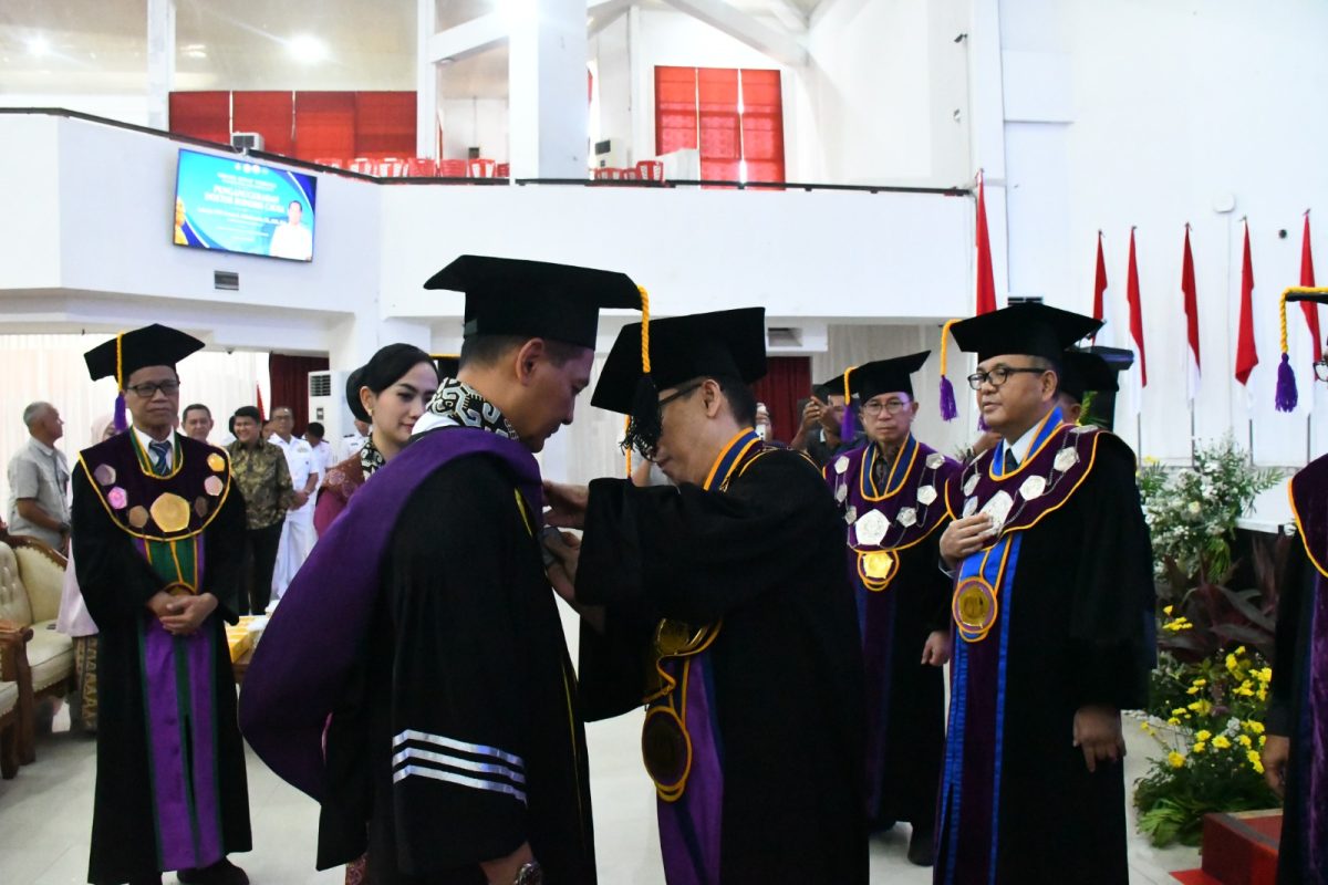 Universitas Sam Ratulangi (Unsrat) resmi menganugerahkan gelar Doktor Honoris Causa (Dr. H.C.) di bidang Ilmu Kemaritiman kepada Wakil Gubernur Lembaga Ketahanan Nasional Republik Indonesia (Lemhannas RI), Laksamana Madya TNI Erwin S. Aldedharma, dalam Sidang Senat Terbuka yang digelar di Auditorium Prof. Dr. Soemitro Djojohadikusumo Unsrat, Jumat (19/6/2026).