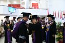 Universitas Sam Ratulangi (Unsrat) resmi menganugerahkan gelar Doktor Honoris Causa (Dr. H.C.) di bidang Ilmu Kemaritiman kepada Wakil Gubernur Lembaga Ketahanan Nasional Republik Indonesia (Lemhannas RI), Laksamana Madya TNI Erwin S. Aldedharma, dalam Sidang Senat Terbuka yang digelar di Auditorium Prof. Dr. Soemitro Djojohadikusumo Unsrat, Jumat (19/6/2026).