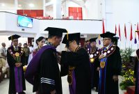 Universitas Sam Ratulangi (Unsrat) resmi menganugerahkan gelar Doktor Honoris Causa (Dr. H.C.) di bidang Ilmu Kemaritiman kepada Wakil Gubernur Lembaga Ketahanan Nasional Republik Indonesia (Lemhannas RI), Laksamana Madya TNI Erwin S. Aldedharma, dalam Sidang Senat Terbuka yang digelar di Auditorium Prof. Dr. Soemitro Djojohadikusumo Unsrat, Jumat (19/6/2026).