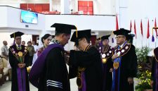 Universitas Sam Ratulangi (Unsrat) resmi menganugerahkan gelar Doktor Honoris Causa (Dr. H.C.) di bidang Ilmu Kemaritiman kepada Wakil Gubernur Lembaga Ketahanan Nasional Republik Indonesia (Lemhannas RI), Laksamana Madya TNI Erwin S. Aldedharma, dalam Sidang Senat Terbuka yang digelar di Auditorium Prof. Dr. Soemitro Djojohadikusumo Unsrat, Jumat (19/6/2026).