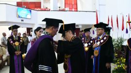 Universitas Sam Ratulangi (Unsrat) resmi menganugerahkan gelar Doktor Honoris Causa (Dr. H.C.) di bidang Ilmu Kemaritiman kepada Wakil Gubernur Lembaga Ketahanan Nasional Republik Indonesia (Lemhannas RI), Laksamana Madya TNI Erwin S. Aldedharma, dalam Sidang Senat Terbuka yang digelar di Auditorium Prof. Dr. Soemitro Djojohadikusumo Unsrat, Jumat (19/6/2026).