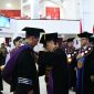 Universitas Sam Ratulangi (Unsrat) resmi menganugerahkan gelar Doktor Honoris Causa (Dr. H.C.) di bidang Ilmu Kemaritiman kepada Wakil Gubernur Lembaga Ketahanan Nasional Republik Indonesia (Lemhannas RI), Laksamana Madya TNI Erwin S. Aldedharma, dalam Sidang Senat Terbuka yang digelar di Auditorium Prof. Dr. Soemitro Djojohadikusumo Unsrat, Jumat (19/6/2026).