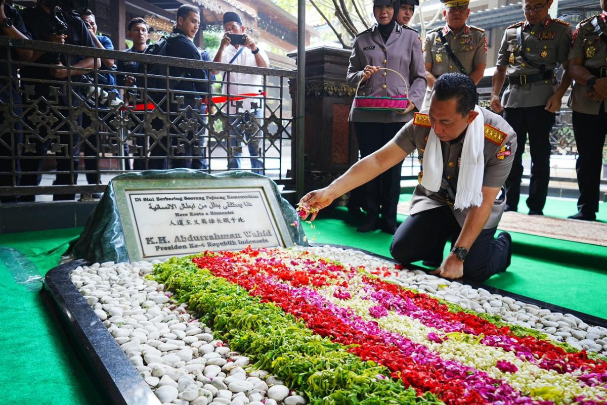Kapolri Jenderal Listyo Sigit Prabowo melakukan ziarah ke makam Presiden ke-4 Republik Indonesia, KH Abdurrahman Wahid (Gus Dur), di Kompleks Pondok Pesantren Tebuireng, Kabupaten Jombang, Jawa Timur, Sabtu (20/6/2026).