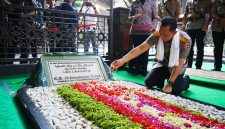 Kapolri Jenderal Listyo Sigit Prabowo melakukan ziarah ke makam Presiden ke-4 Republik Indonesia, KH Abdurrahman Wahid (Gus Dur), di Kompleks Pondok Pesantren Tebuireng, Kabupaten Jombang, Jawa Timur, Sabtu (20/6/2026).