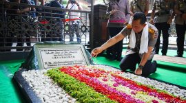 Kapolri Jenderal Listyo Sigit Prabowo melakukan ziarah ke makam Presiden ke-4 Republik Indonesia, KH Abdurrahman Wahid (Gus Dur), di Kompleks Pondok Pesantren Tebuireng, Kabupaten Jombang, Jawa Timur, Sabtu (20/6/2026).