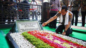 Kapolri Jenderal Listyo Sigit Prabowo melakukan ziarah ke makam Presiden ke-4 Republik Indonesia, KH Abdurrahman Wahid (Gus Dur), di Kompleks Pondok Pesantren Tebuireng, Kabupaten Jombang, Jawa Timur, Sabtu (20/6/2026).