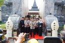 Kapolri Jenderal Listyo Sigit Prabowo melanjutkan rangkaian ziarah ke makam para Presiden Republik Indonesia menjelang peringatan Hari Bhayangkara ke-80.