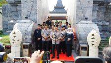 Kapolri Jenderal Listyo Sigit Prabowo melanjutkan rangkaian ziarah ke makam para Presiden Republik Indonesia menjelang peringatan Hari Bhayangkara ke-80.