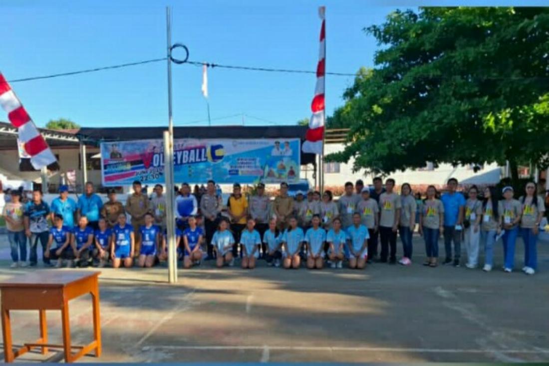 Kejuaraan Bola Voli SMANTE Cup 2026 memperebutkan Piala Kapolda Sulawesi Utara resmi dibuka di Lapangan Voli SMA Negeri 1 Tenga, Kabupaten Minahasa Selatan, Senin (22/6/2026).