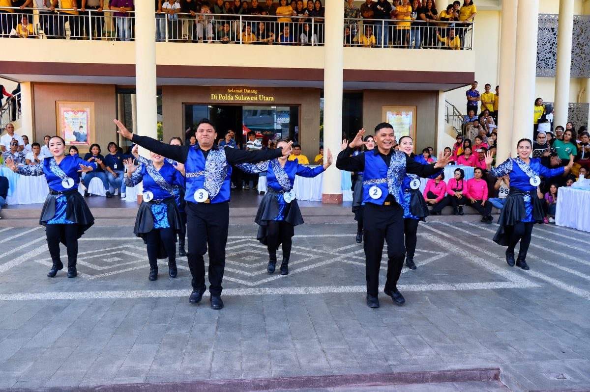 Polda Sulut menggelar olahraga bersama dan lomba line dance antar Satuan Kerja (Satker) serta Satuan Wilayah (Satwil) dalam rangka memeriahkan Hari Bhayangkara ke-80.