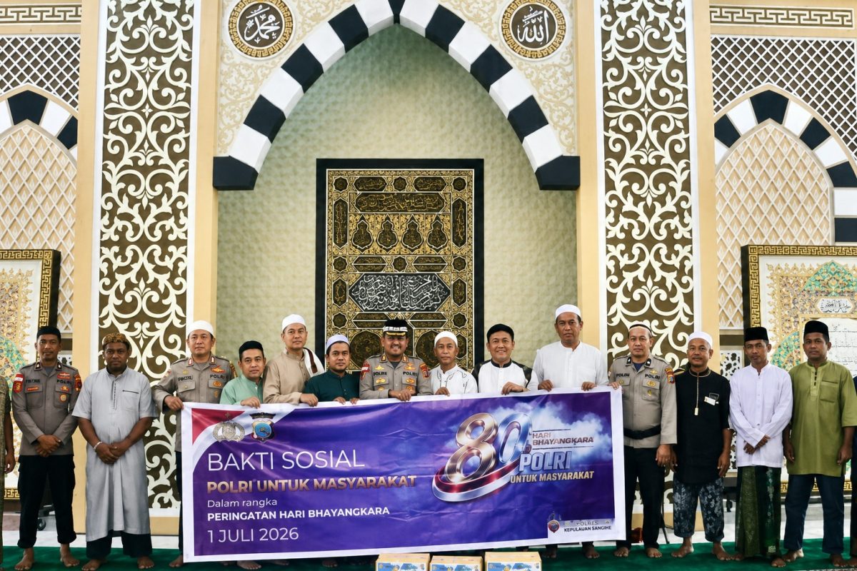 Polres Kepulauan Sangihe terus memperkuat kedekatan dengan masyarakat melalui program Jumat Curhat yang dirangkaikan dengan silaturahmi bersama jamaah Masjid Hajjah H. Munirah, Kelurahan Santiago, Kecamatan Tahuna, Jumat (26/6/2026).