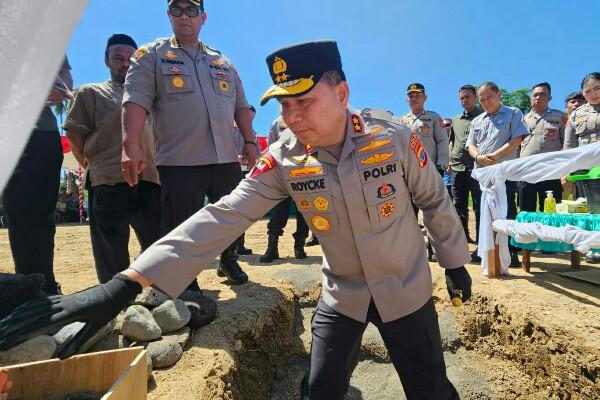 Kapolda Sulut Letakkan Batu Pertama Gedung Satpas Polres Minahasa Selatan