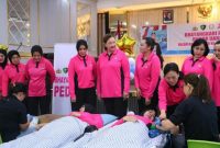 Polda Sulawesi Utara bersama Bhayangkari Sulut menggelar aksi donor darah dalam rangka menyambut Hari Bhayangkara ke-80 dan Hari Kesatuan Gerak Bhayangkari (HKGB) ke-74 Tahun 2026.
