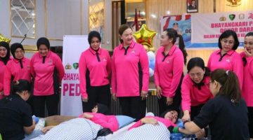 Polda Sulawesi Utara bersama Bhayangkari Sulut menggelar aksi donor darah dalam rangka menyambut Hari Bhayangkara ke-80 dan Hari Kesatuan Gerak Bhayangkari (HKGB) ke-74 Tahun 2026.