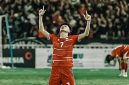 Timnas Indonesia U-19 memastikan langkah ke babak semifinal Piala AFF U-19 2026 usai mengalahkan Vietnam dengan skor 2-1 pada laga terakhir Grup A yang berlangsung di Stadion Utama Sumatra Utara, Minggu (7/6/2026) malam.