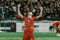 Timnas Indonesia U-19 memastikan langkah ke babak semifinal Piala AFF U-19 2026 usai mengalahkan Vietnam dengan skor 2-1 pada laga terakhir Grup A yang berlangsung di Stadion Utama Sumatra Utara, Minggu (7/6/2026) malam.