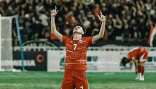 Timnas Indonesia U-19 memastikan langkah ke babak semifinal Piala AFF U-19 2026 usai mengalahkan Vietnam dengan skor 2-1 pada laga terakhir Grup A yang berlangsung di Stadion Utama Sumatra Utara, Minggu (7/6/2026) malam.
