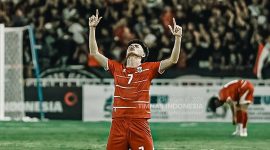 Timnas Indonesia U-19 memastikan langkah ke babak semifinal Piala AFF U-19 2026 usai mengalahkan Vietnam dengan skor 2-1 pada laga terakhir Grup A yang berlangsung di Stadion Utama Sumatra Utara, Minggu (7/6/2026) malam.