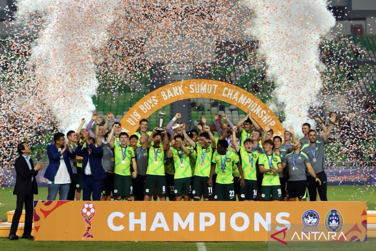 Australia U-19 berhasil meraih gelar juara Piala AFF U-19 2026 setelah mengalahkan Thailand U-19 dengan skor 2-0 pada partai final yang berlangsung di Stadion Utama Sumatra Utara, Deli Serdang, Sabtu (13/6/2026) malam. (Foto Antara)
