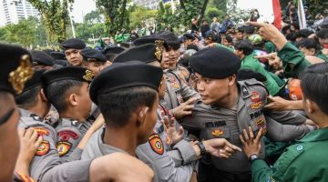 Pengamat politik Boni Hargens menilai pendekatan humanis yang diterapkan Polri dalam mengawal berbagai aksi unjuk rasa sepanjang Juni 2026.