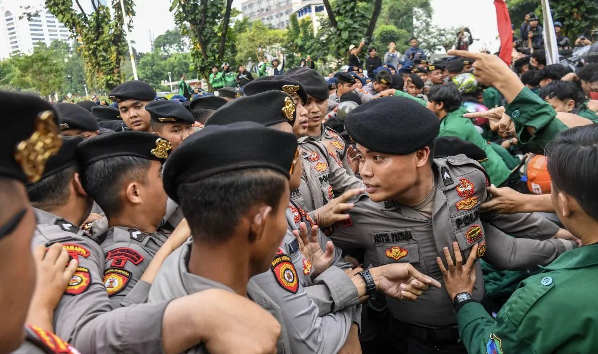Pengamat politik Boni Hargens menilai pendekatan humanis yang diterapkan Polri dalam mengawal berbagai aksi unjuk rasa sepanjang Juni 2026.