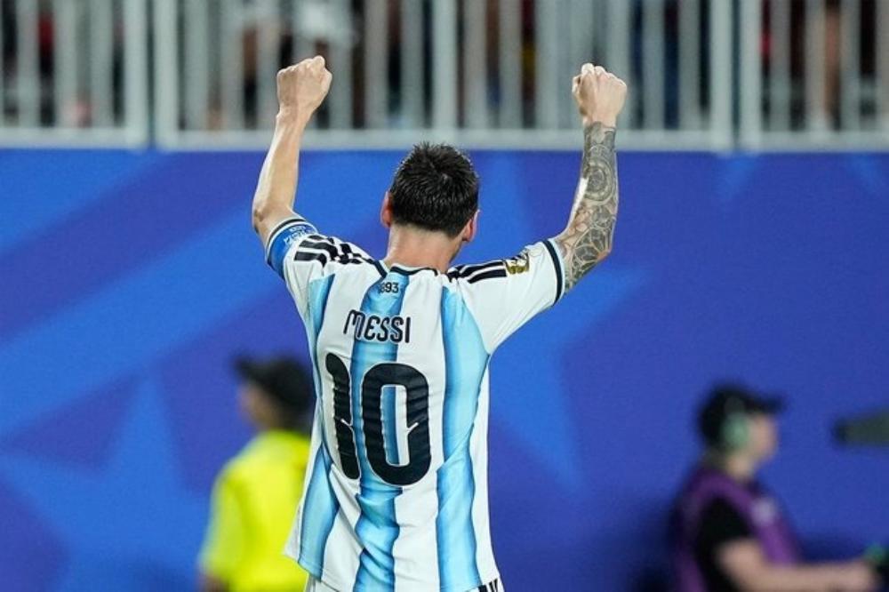 Lionel Messi kembali menorehkan sejarah dalam karier gemilangnya setelah mencetak hat-trick saat membawa Argentina mengalahkan Aljazair dengan skor 3-0 pada laga pembuka Piala Dunia 2026, Rabu (17/6/2026).