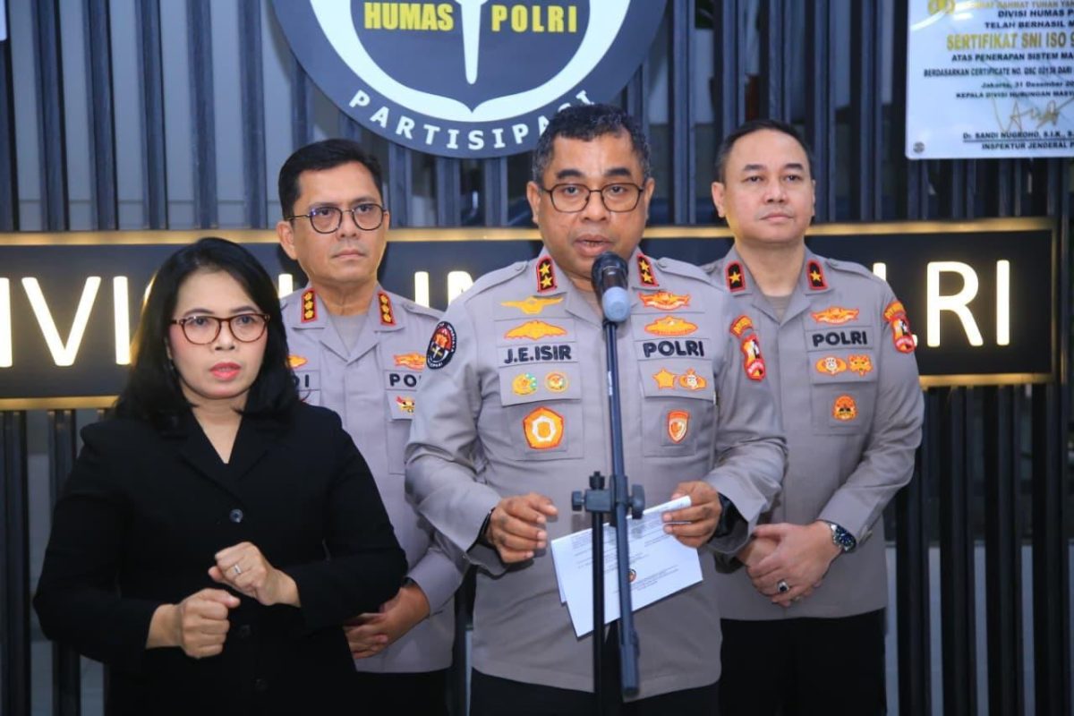 Bareskrim Polri melalui Tim Delegasi Polri berhasil mengamankan Frans Antoni.(Ket Foto: Kadiv Humas Polri Irjen Pol. Johnny Eddizon Isir saat memberikan keterangan)