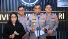 Bareskrim Polri melalui Tim Delegasi Polri berhasil mengamankan Frans Antoni.(Ket Foto: Kadiv Humas Polri Irjen Pol. Johnny Eddizon Isir saat memberikan keterangan)