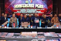 NCB Interpol Indonesia berhasil menangkap buronan Interpol Beijing, Zheng Rongjing, yang diduga terlibat dalam jaringan online scam internasional.
