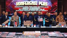 NCB Interpol Indonesia berhasil menangkap buronan Interpol Beijing, Zheng Rongjing, yang diduga terlibat dalam jaringan online scam internasional.