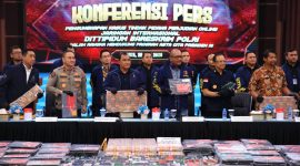 NCB Interpol Indonesia berhasil menangkap buronan Interpol Beijing, Zheng Rongjing, yang diduga terlibat dalam jaringan online scam internasional.