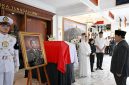 Presiden Prabowo Subianto memberikan penghormatan terakhir kepada Almarhum Jenderal TNI (Purn) Ryamizard Ryacudu di Kantor Kementerian Pertahanan, Jakarta, pada Senin, 1 Juni 2026. Foto: BPMI Setpres/Muchlis Jr