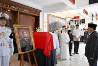 Presiden Prabowo Subianto memberikan penghormatan terakhir kepada Almarhum Jenderal TNI (Purn) Ryamizard Ryacudu di Kantor Kementerian Pertahanan, Jakarta, pada Senin, 1 Juni 2026. Foto: BPMI Setpres/Muchlis Jr