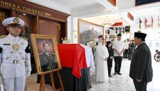 Presiden Prabowo Subianto memberikan penghormatan terakhir kepada Almarhum Jenderal TNI (Purn) Ryamizard Ryacudu di Kantor Kementerian Pertahanan, Jakarta, pada Senin, 1 Juni 2026. Foto: BPMI Setpres/Muchlis Jr