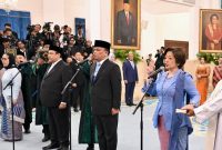 Presiden Prabowo Subianto melantik Nanik S. Deyang sebagai Kepala Badan Gizi Nasional serta Agustina Arumsari dan Trenggono sebagai Wakil Kepala Badan Gizi Nasional. Pelantikan tersebut berlangsung di Istana Negara, Jakarta, pada Senin, 8 Juni 2026. Foto: BPMI Setpres/Cahyo