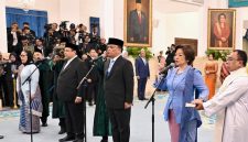 Presiden Prabowo Subianto melantik Nanik S. Deyang sebagai Kepala Badan Gizi Nasional serta Agustina Arumsari dan Trenggono sebagai Wakil Kepala Badan Gizi Nasional. Pelantikan tersebut berlangsung di Istana Negara, Jakarta, pada Senin, 8 Juni 2026. Foto: BPMI Setpres/Cahyo