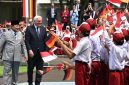 Ratusan pelajar dari berbagai sekolah di Jakarta menyambut kedatangan Presiden Republik Federal Jerman, Frank-Walter Steinmeier, dalam kunjungan kenegaraan ke Indonesia di Istana Merdeka, Senin (15/6/2026). Foto: BPMI Setpres/Cahyo