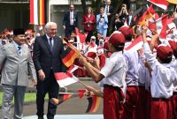 Ratusan pelajar dari berbagai sekolah di Jakarta menyambut kedatangan Presiden Republik Federal Jerman, Frank-Walter Steinmeier, dalam kunjungan kenegaraan ke Indonesia di Istana Merdeka, Senin (15/6/2026). Foto: BPMI Setpres/Cahyo