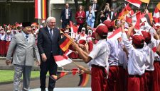 Ratusan pelajar dari berbagai sekolah di Jakarta menyambut kedatangan Presiden Republik Federal Jerman, Frank-Walter Steinmeier, dalam kunjungan kenegaraan ke Indonesia di Istana Merdeka, Senin (15/6/2026). Foto: BPMI Setpres/Cahyo