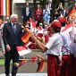 Ratusan pelajar dari berbagai sekolah di Jakarta menyambut kedatangan Presiden Republik Federal Jerman, Frank-Walter Steinmeier, dalam kunjungan kenegaraan ke Indonesia di Istana Merdeka, Senin (15/6/2026). Foto: BPMI Setpres/Cahyo