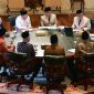 Presiden Prabowo Subianto menerima Menteri dan Wakil Menteri Haji dan Umrah beserta pimpinan DPR RI dan sejumlah anggota Komisi VIII DPR RI di kediaman pribadinya, di Hambalang pada Rabu, 17 Juni 2026. Foto: BPMI Setpres/Muchlis Jr