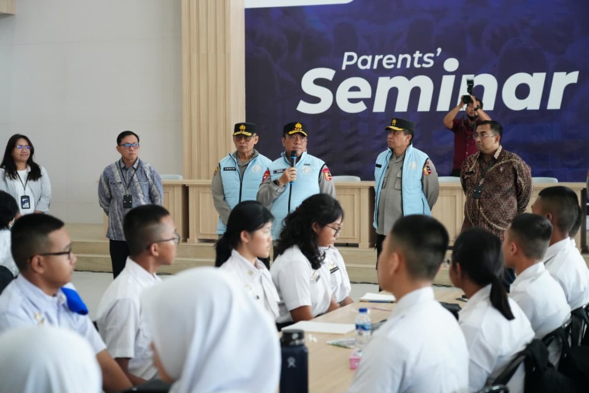 Wakapolri Komjen Pol. Dedi Prasetyo melakukan peninjauan langsung ke Kampus SMA Kemala Taruna Bhayangkara di Gunung Sindur, Kabupaten Bogor, Selasa (21/7/2026).