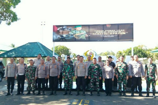 Polres Minahasa Selatan (Minsel) memperkuat sinergi dengan TNI melalui kunjungan silaturahmi ke Markas Secaba Rindam XIII/Merdeka di Kelurahan Pondang, Kecamatan Amurang Timur, Selasa (14/7/2026).