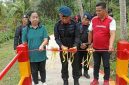 Komandan Satuan Brimob Polda Sulawesi Utara, Kombes Pol Robby Samban, meresmikan Jembatan Bhayangkara Merah Putih beserta jalan setapak di Desa Airmadidi Bawah, Kabupaten Minahasa Utara, Jumat (10/7/2026).