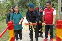 Komandan Satuan Brimob Polda Sulawesi Utara, Kombes Pol Robby Samban, meresmikan Jembatan Bhayangkara Merah Putih beserta jalan setapak di Desa Airmadidi Bawah, Kabupaten Minahasa Utara, Jumat (10/7/2026).